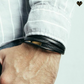 Bracelet tendance avec multilanière de cuir noir et accessoire en acier - bijou homme hypoallergénique